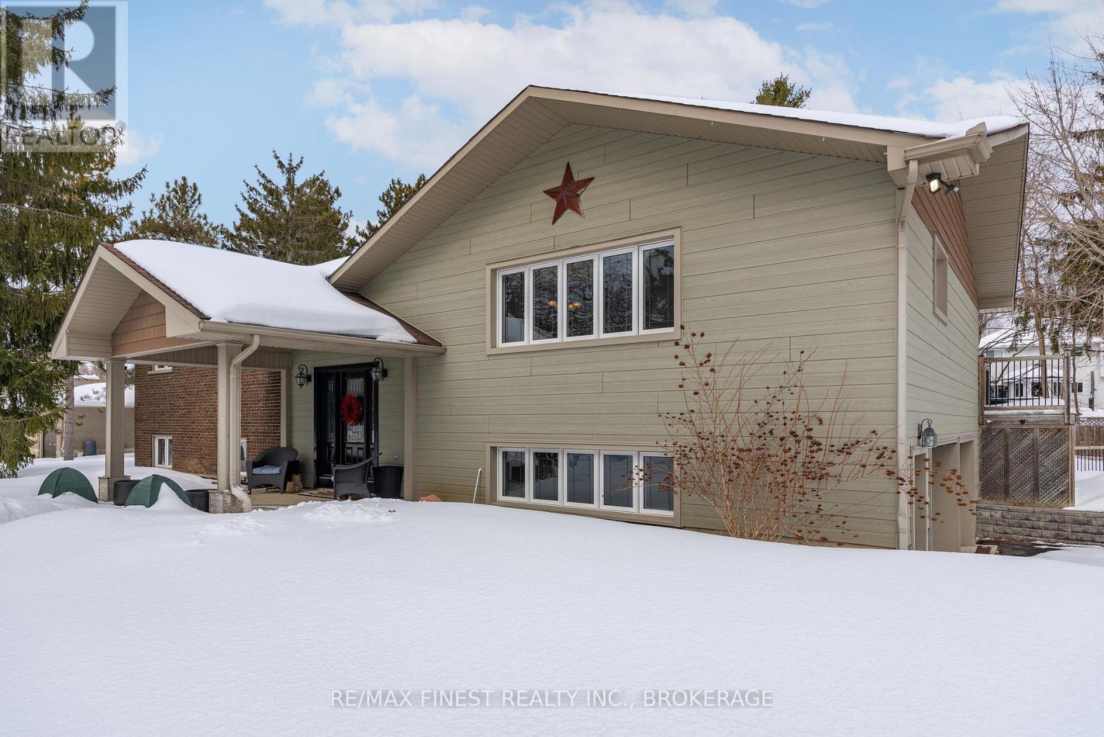 2518 Rideau Ferry Road