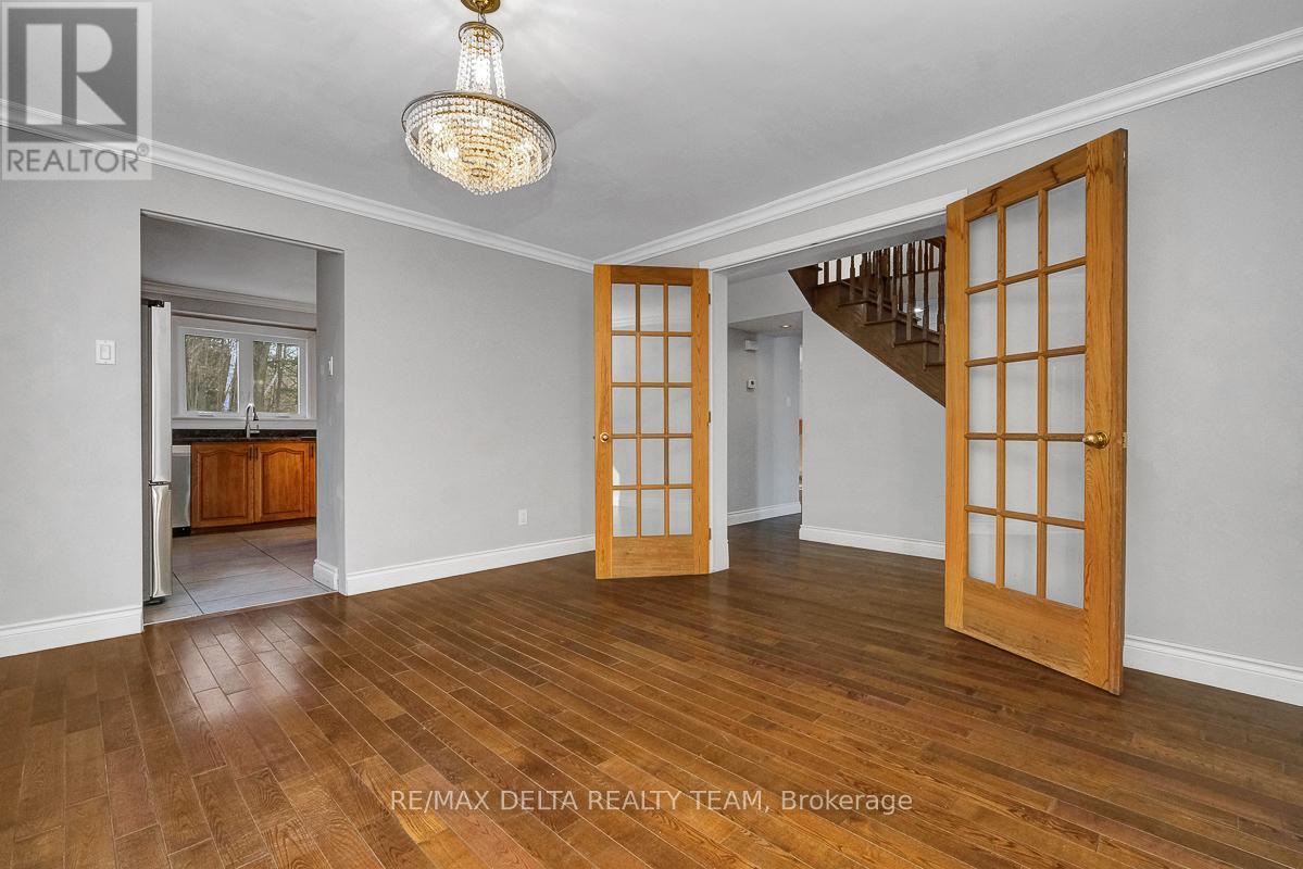 1662 Hunters Run Drive W