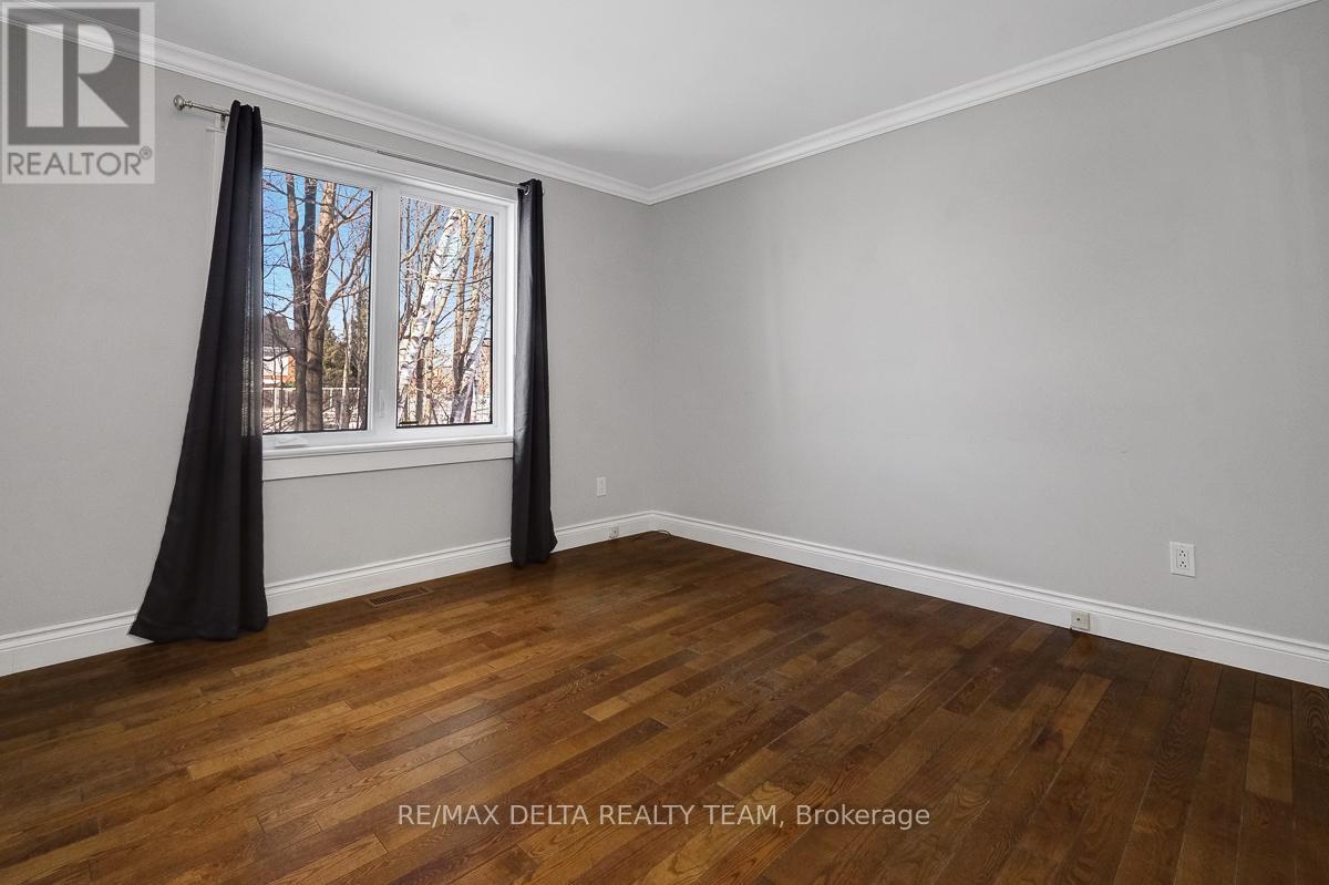 1662 Hunters Run Drive W