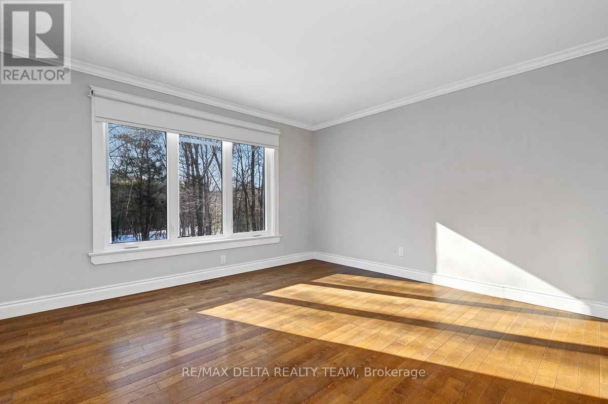 1662 Hunters Run Drive W