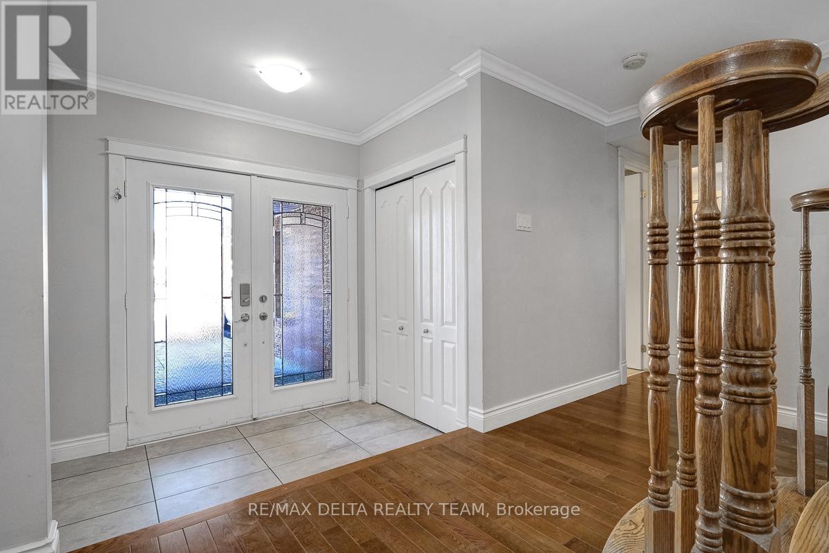 1662 Hunters Run Drive W