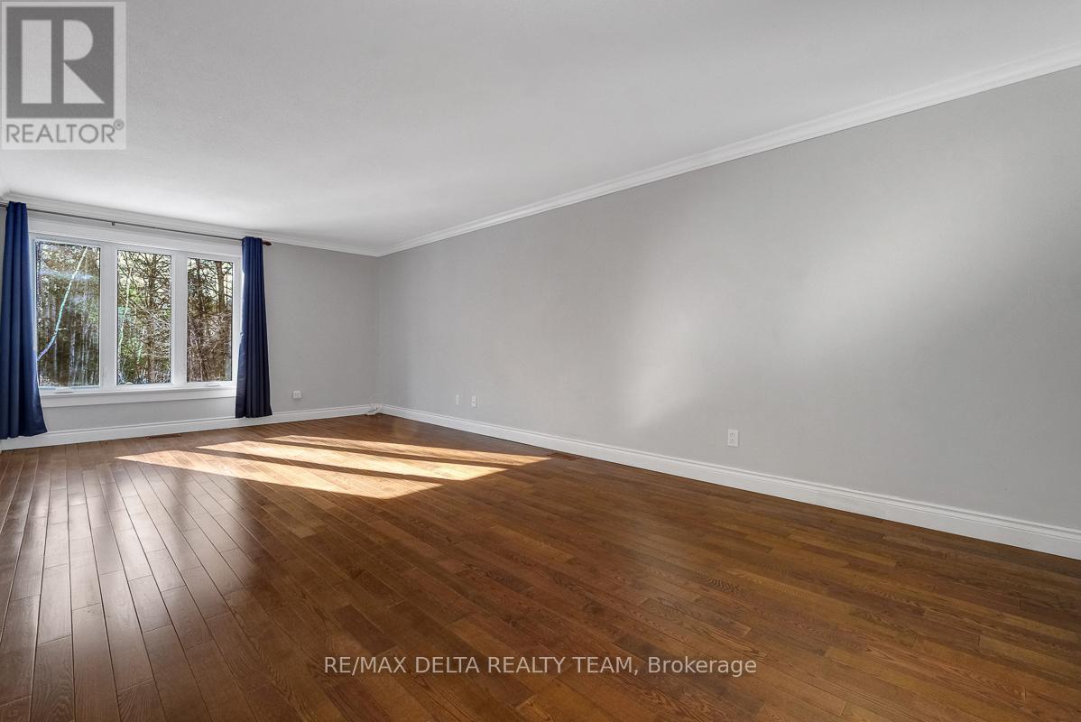 1662 Hunters Run Drive W