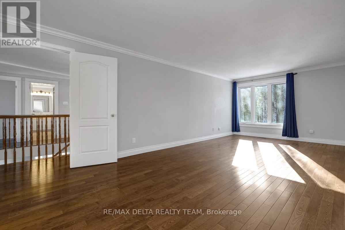 1662 Hunters Run Drive W