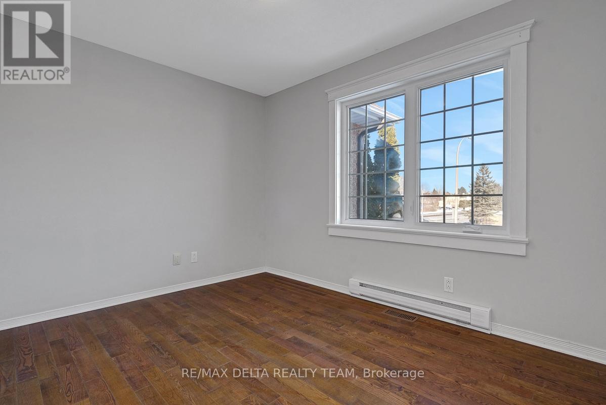 1662 Hunters Run Drive W