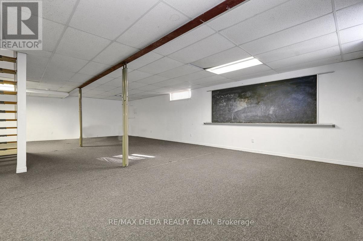 1662 Hunters Run Drive W