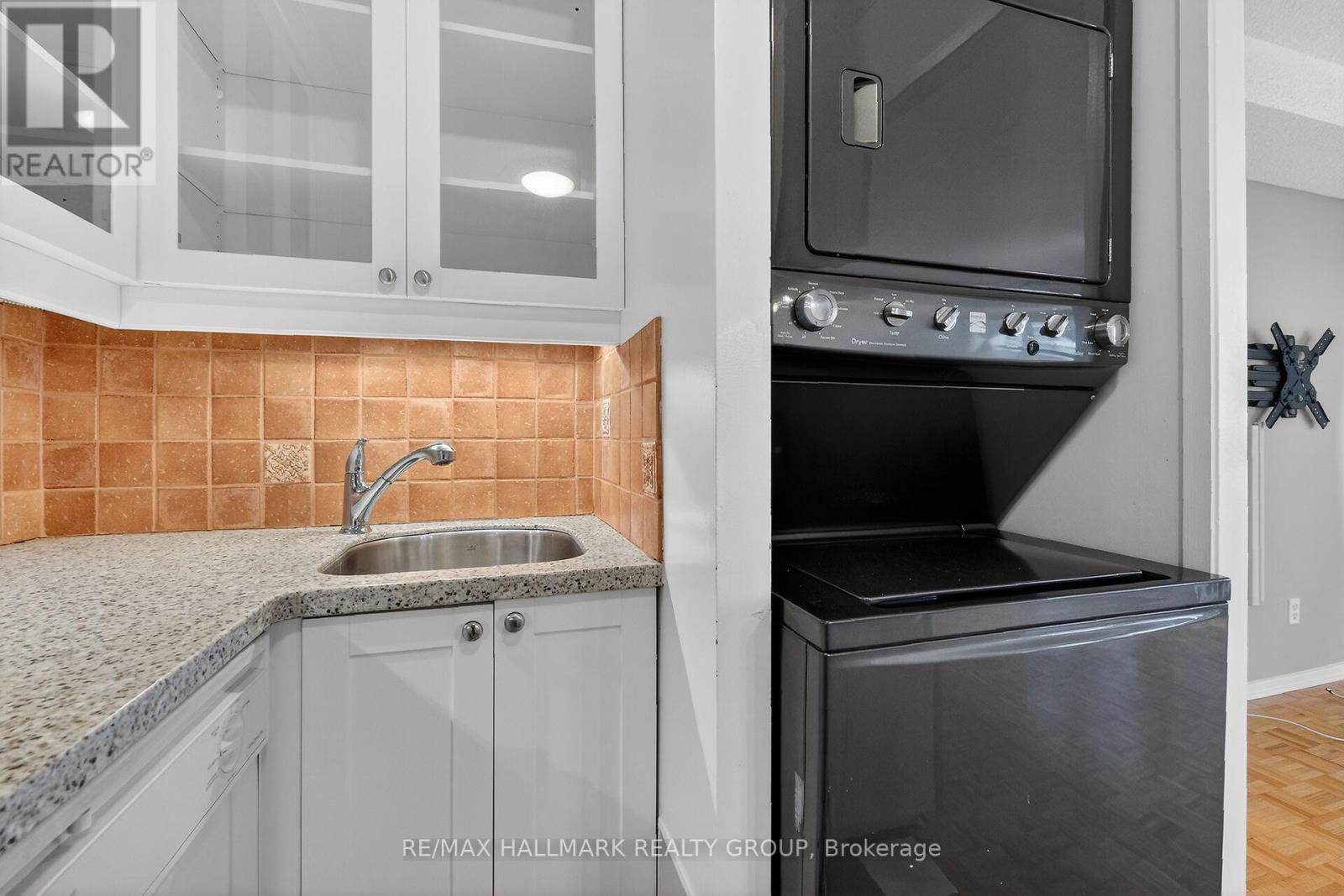 705 - 141 Somerset Street W