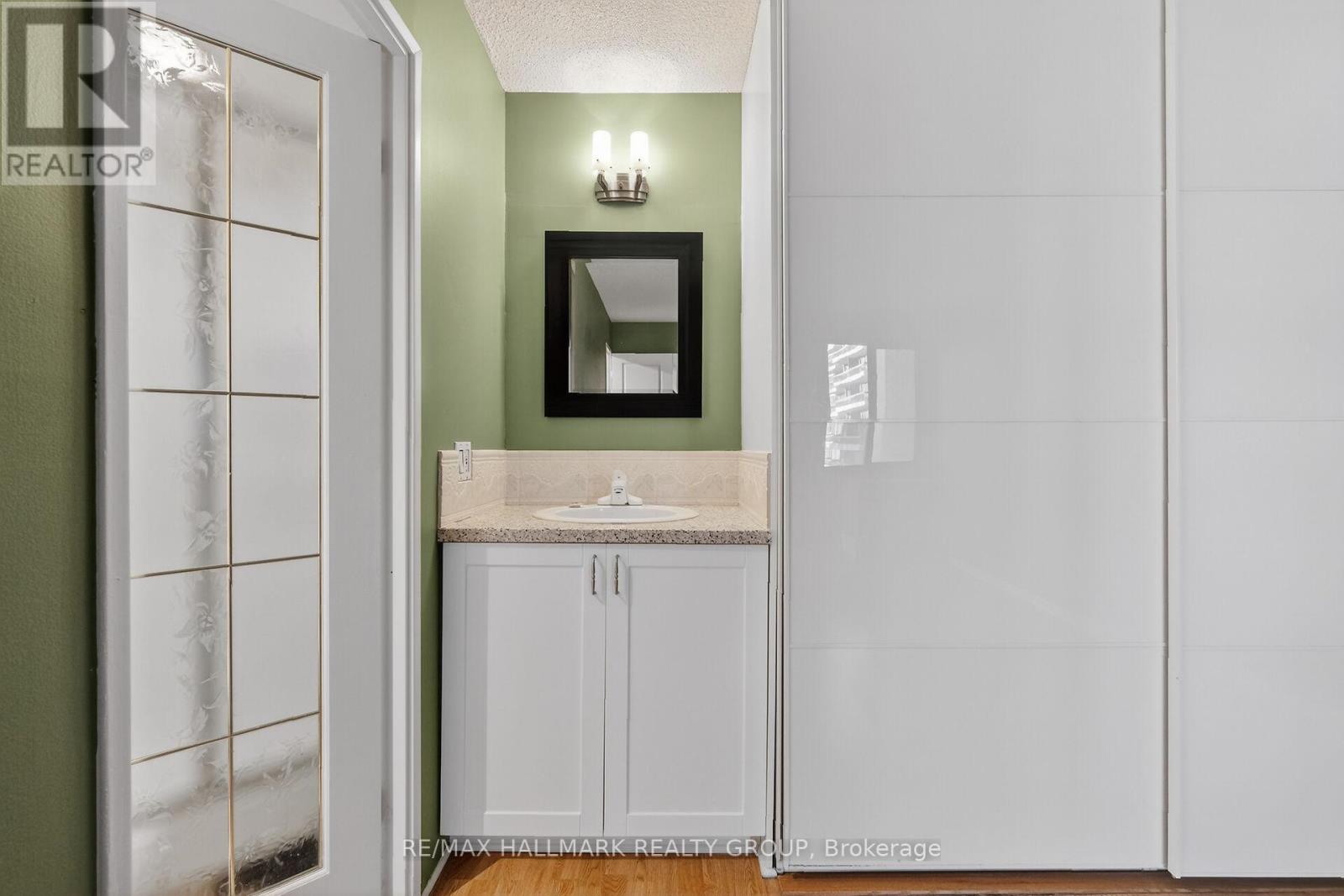 705 - 141 Somerset Street W