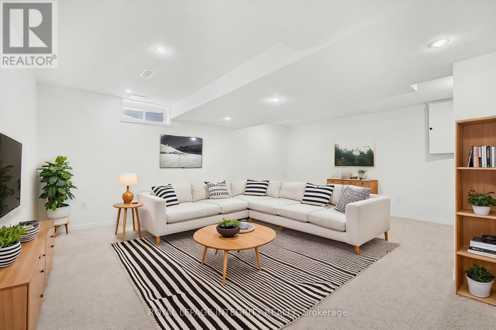 77 Daventry Crescent