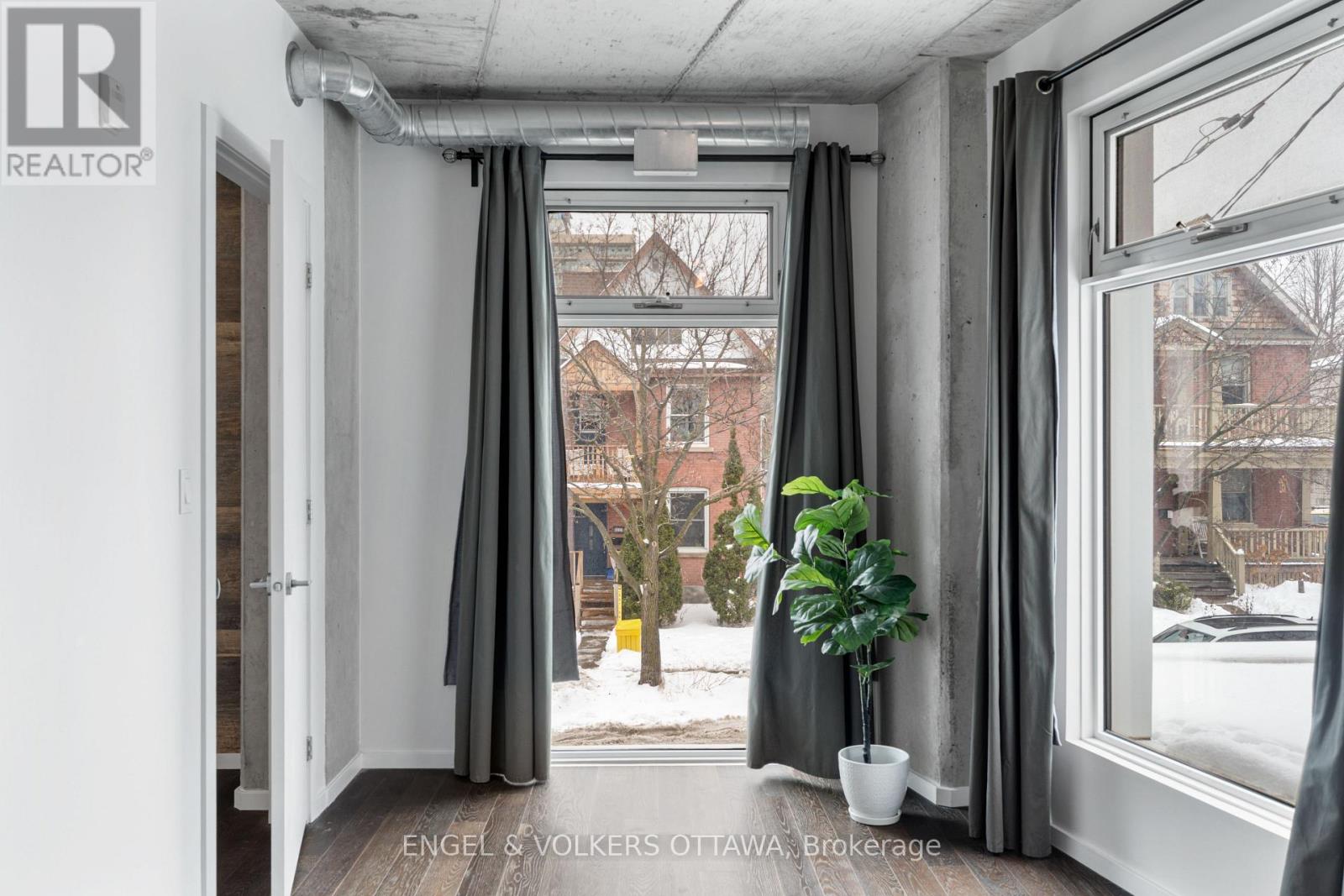 210 - 1000 Wellington Street W