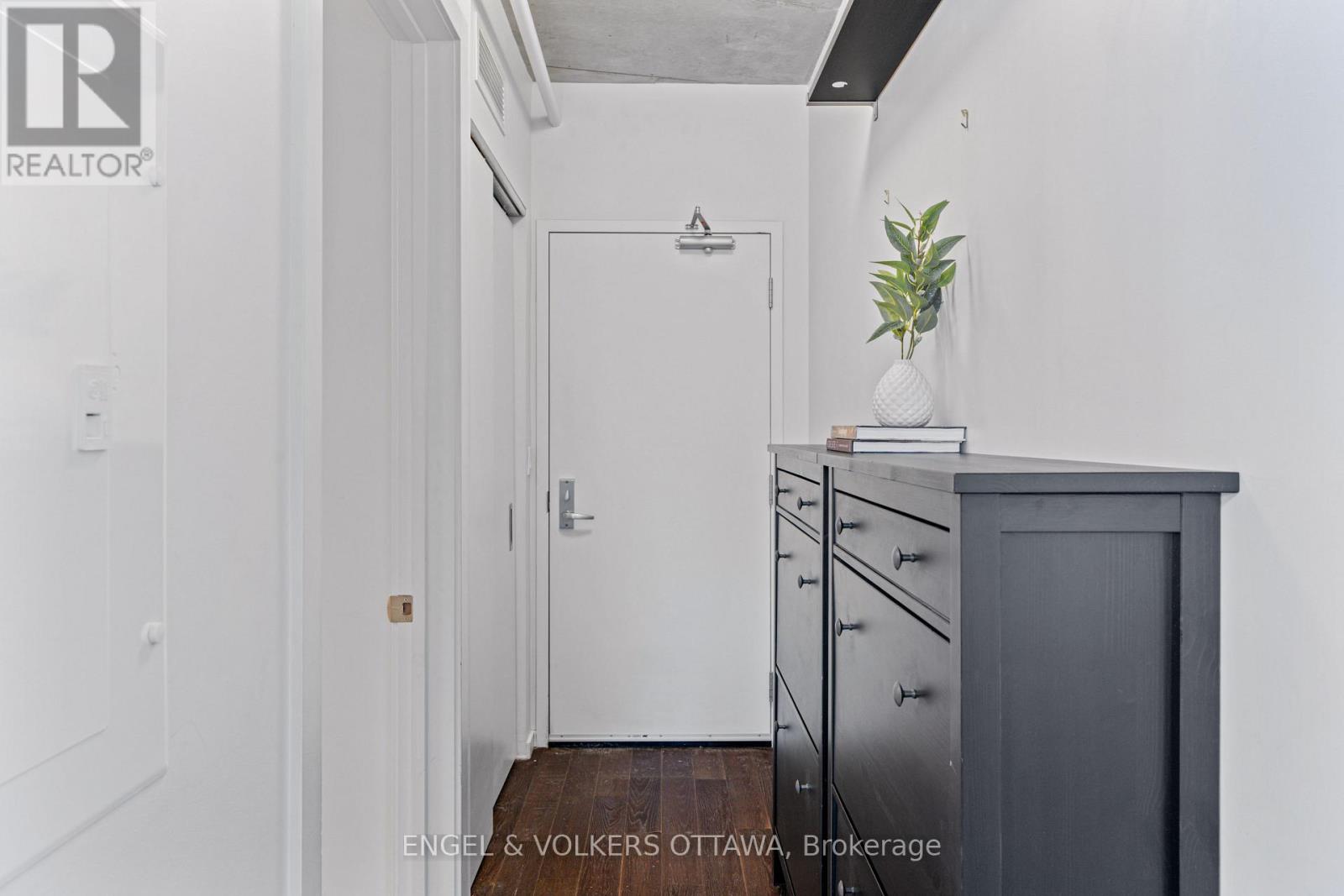 210 - 1000 Wellington Street W