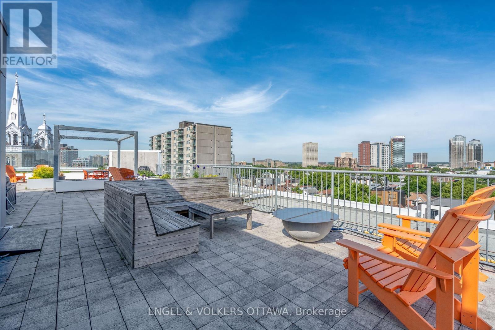 210 - 1000 Wellington Street W