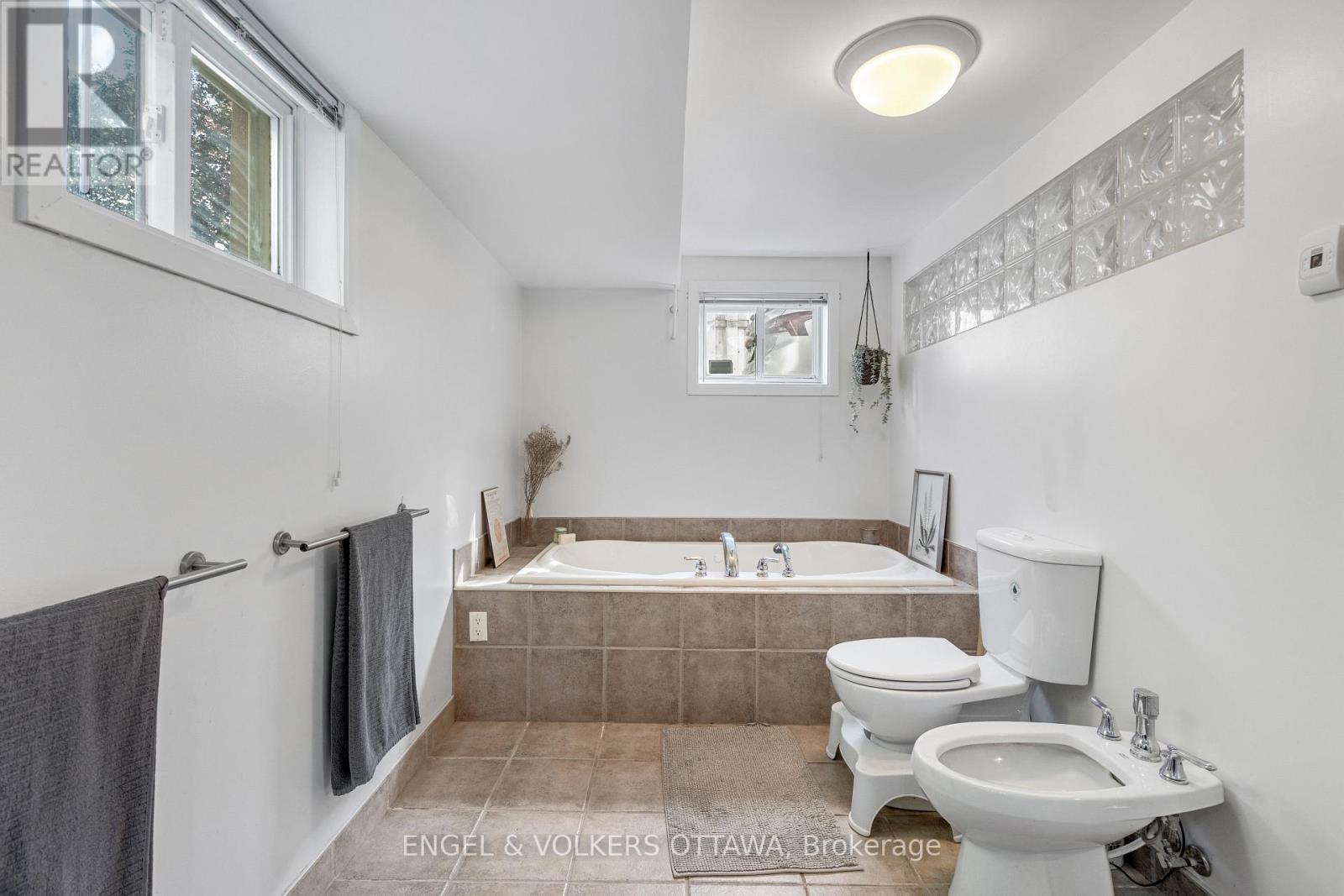 1270 Cheverton Avenue