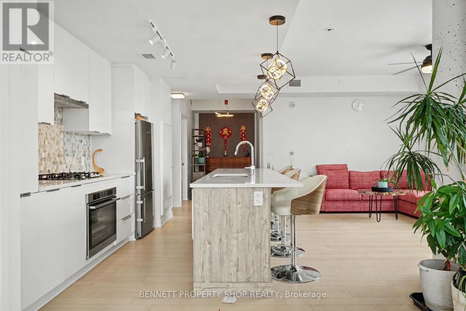 510 - 570 De Mazenod Avenue