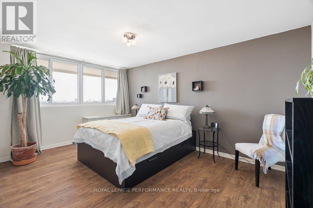 1608 - 500 Laurier Avenue W