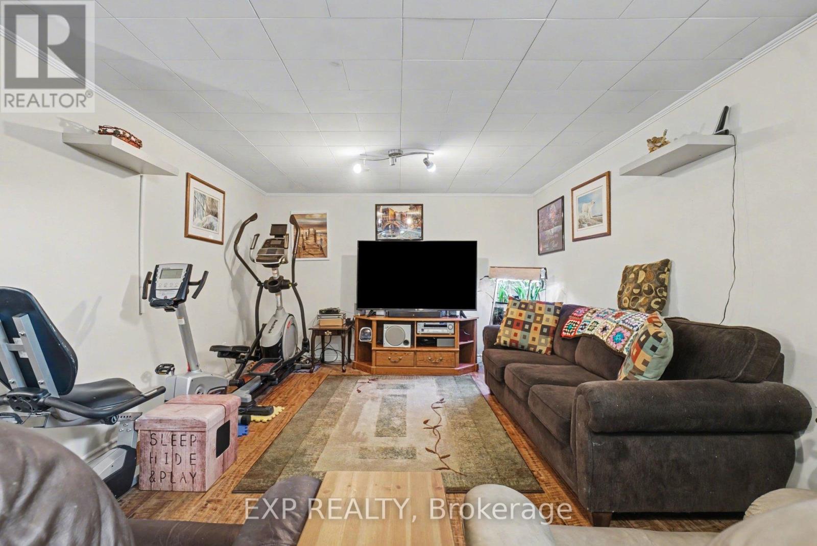 381 Dominion Street S