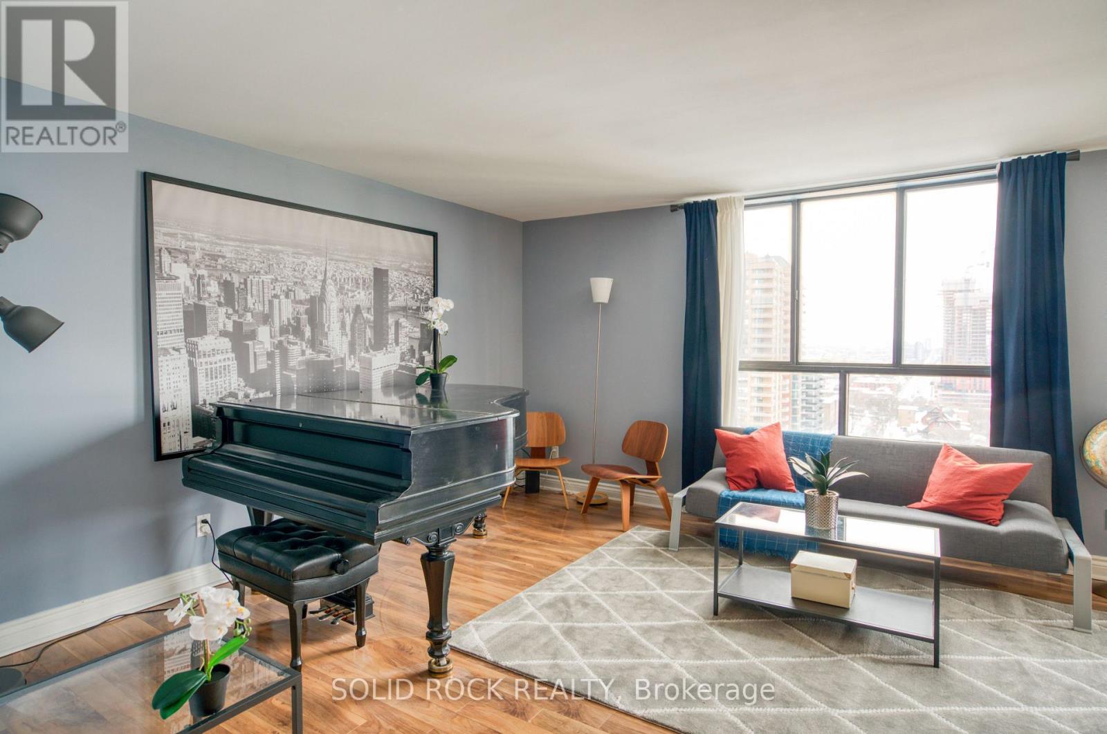 1907 - 475 Laurier Avenue W