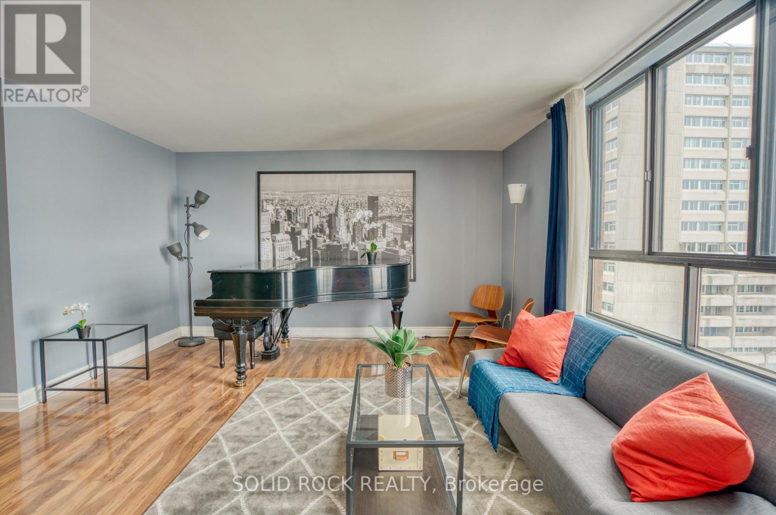 1907 - 475 Laurier Avenue W