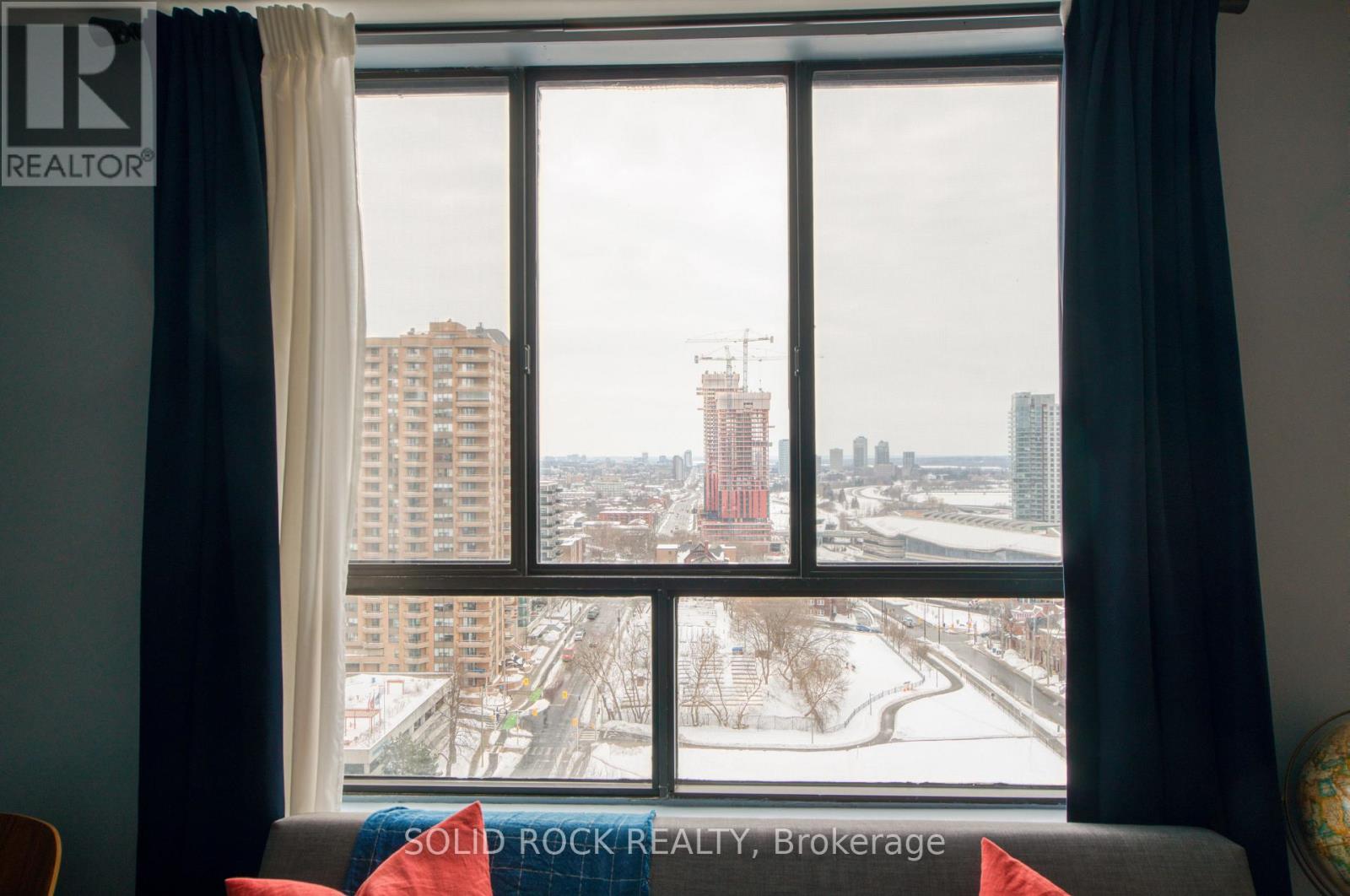 1907 - 475 Laurier Avenue W