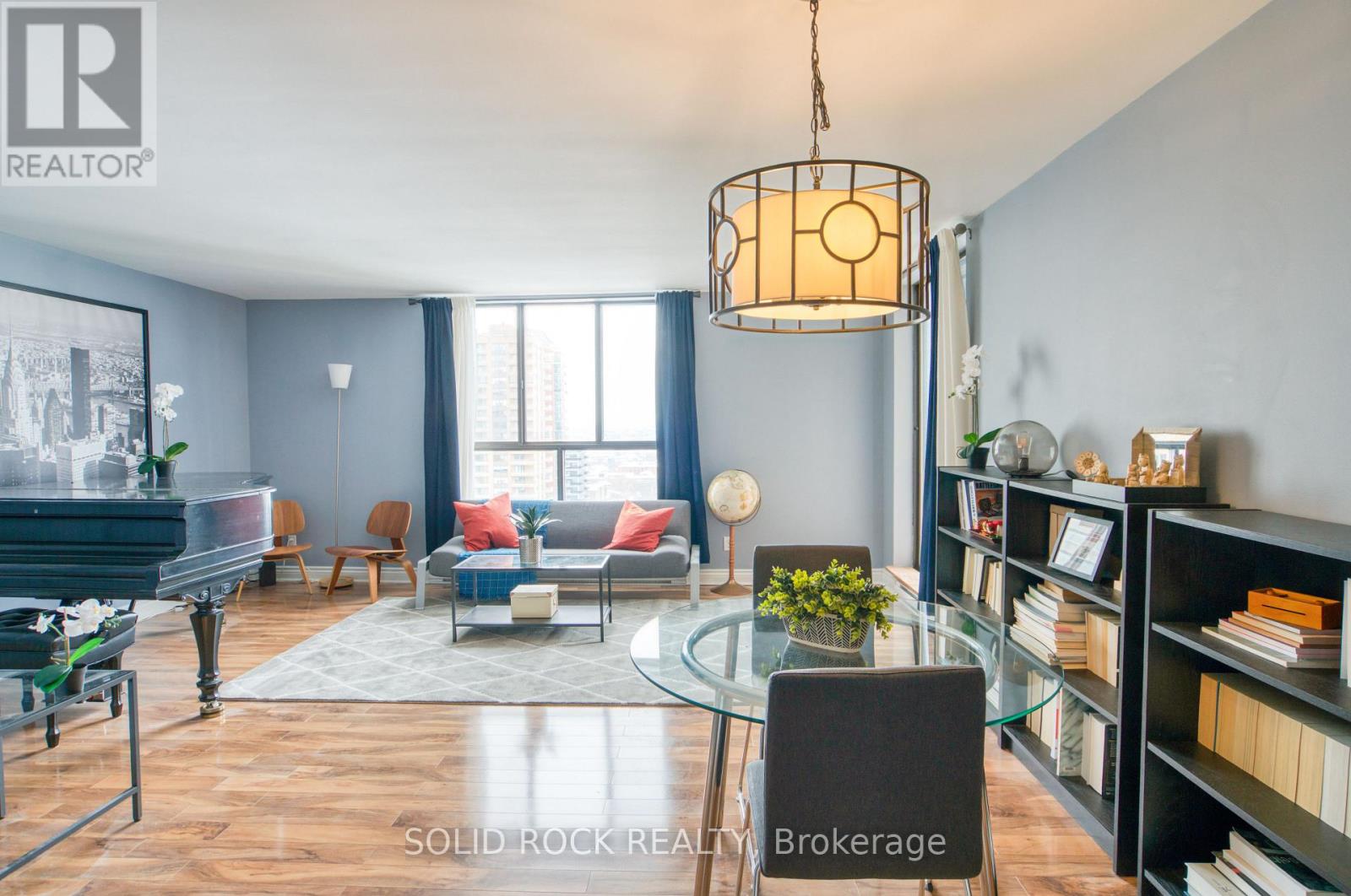 1907 - 475 Laurier Avenue W