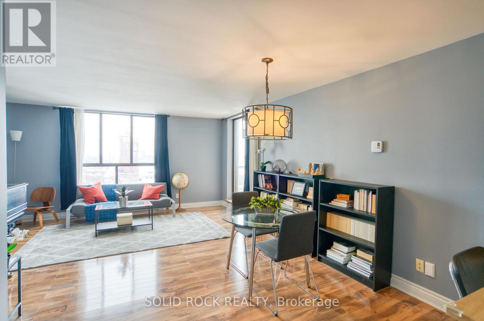 1907 - 475 Laurier Avenue W