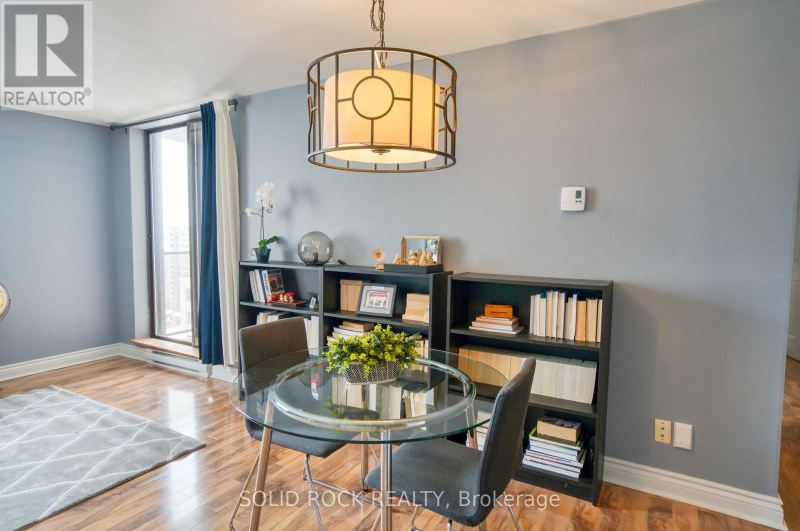 1907 - 475 Laurier Avenue W