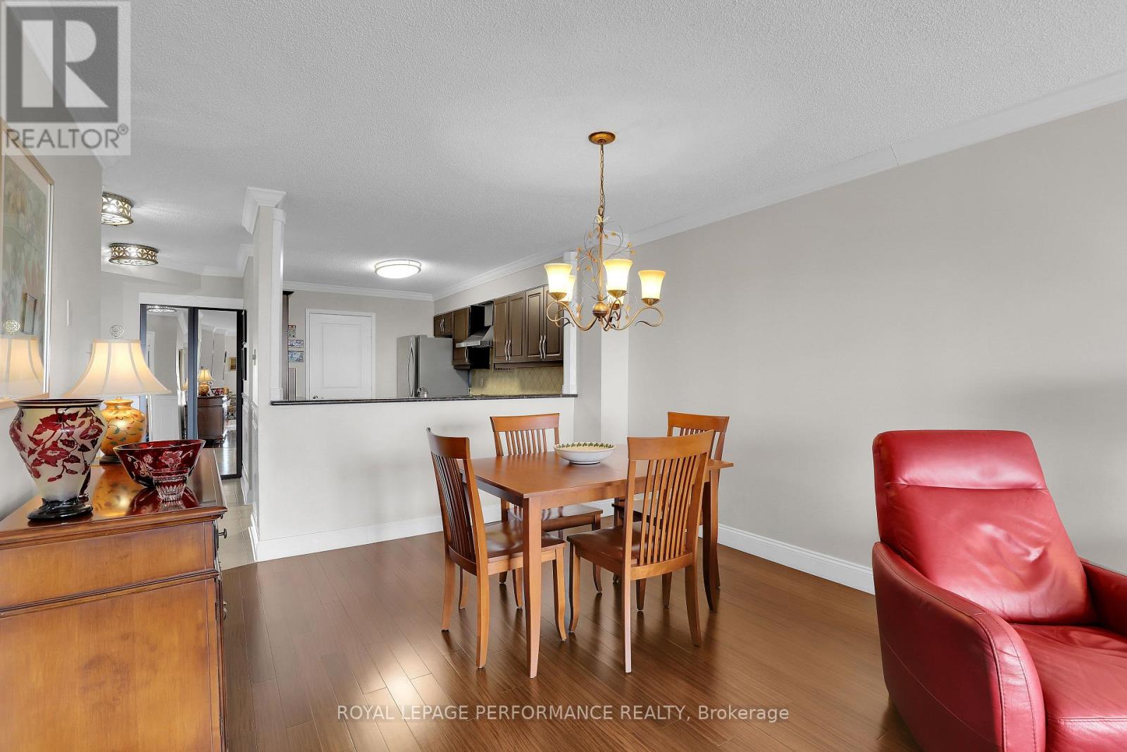 2708 - 545 St Laurent Boulevard