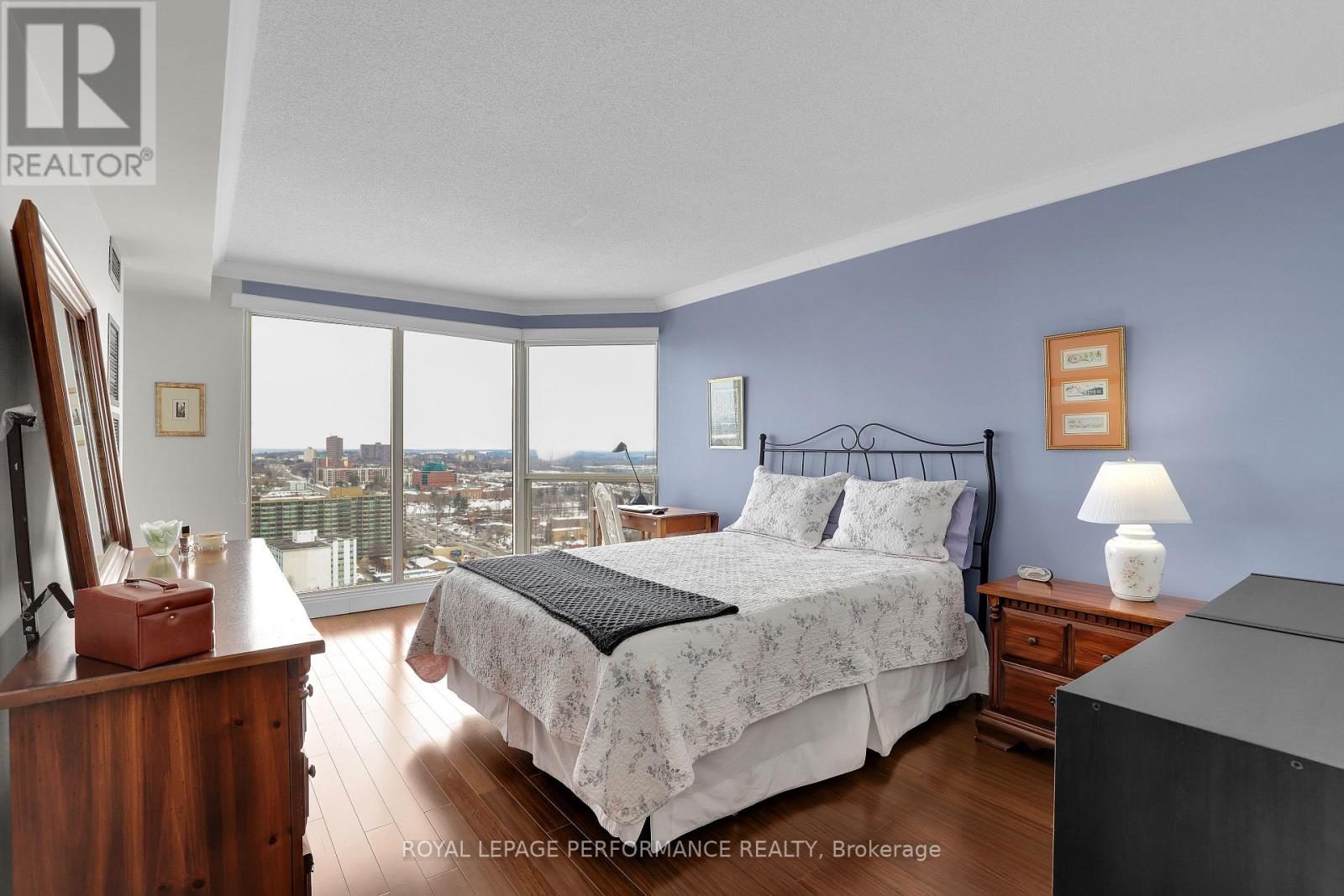 2708 - 545 St Laurent Boulevard