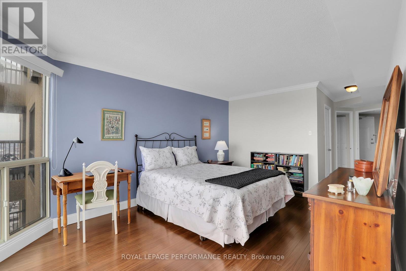 2708 - 545 St Laurent Boulevard