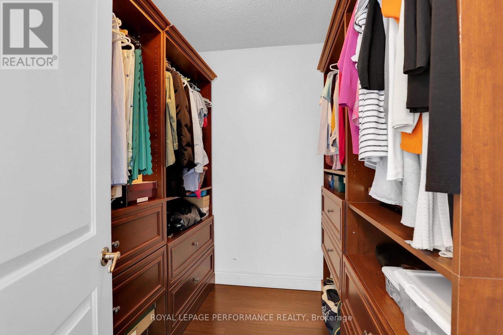 2708 - 545 St Laurent Boulevard