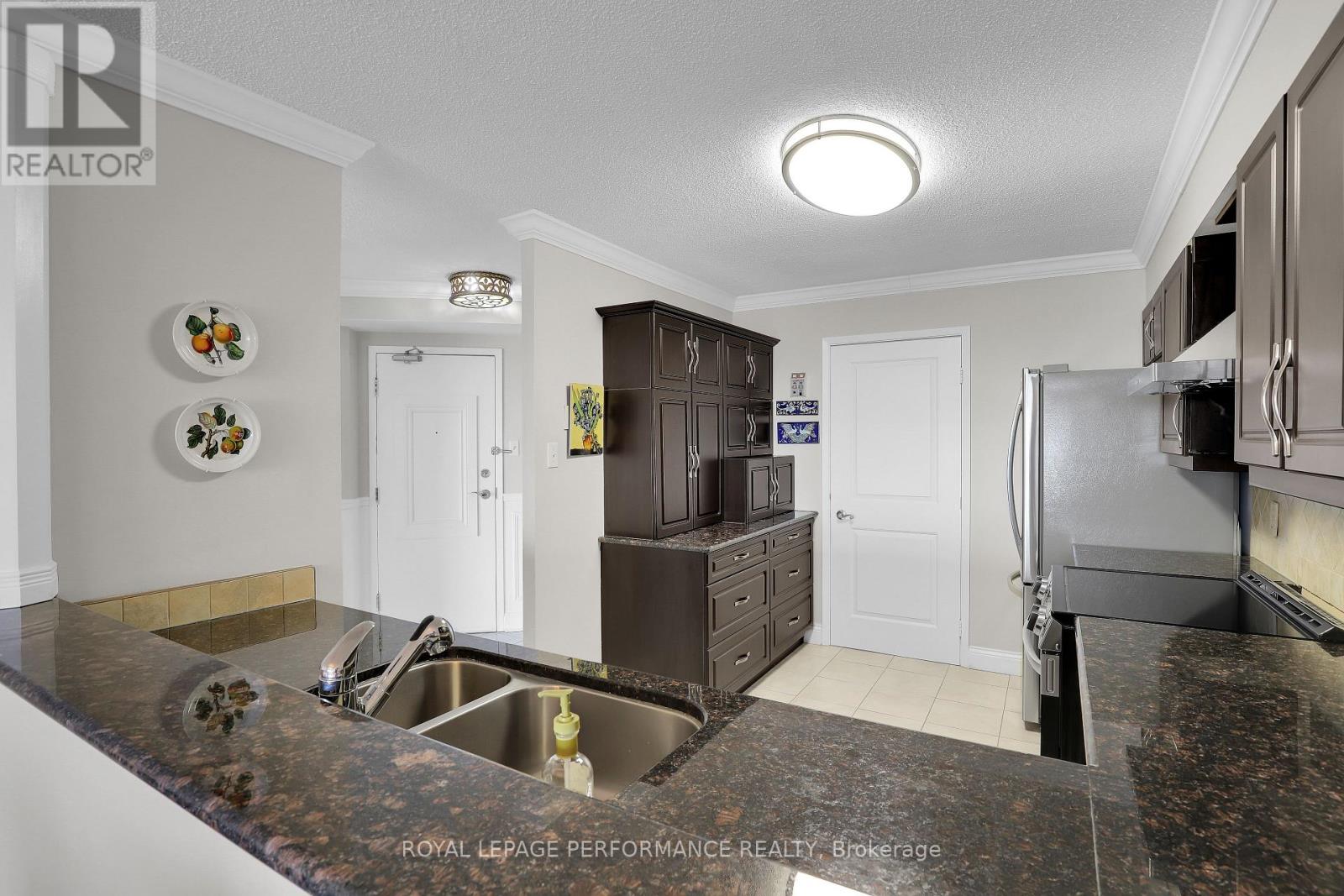 2708 - 545 St Laurent Boulevard