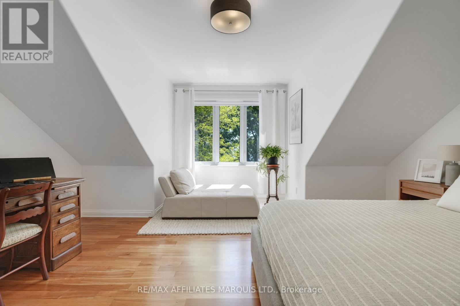 20562 Old Montreal Road