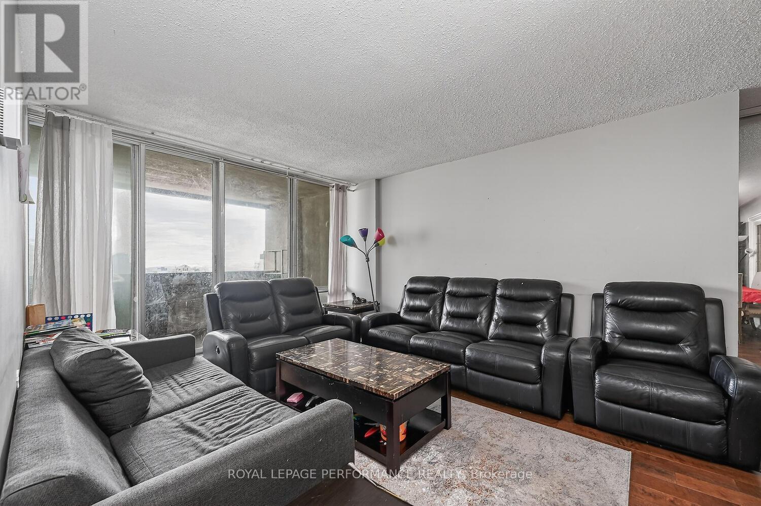 2502 - 530 Laurier Avenue W