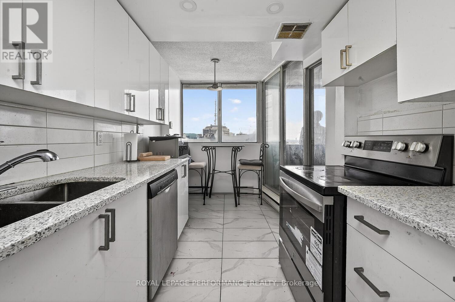 2502 - 530 Laurier Avenue W