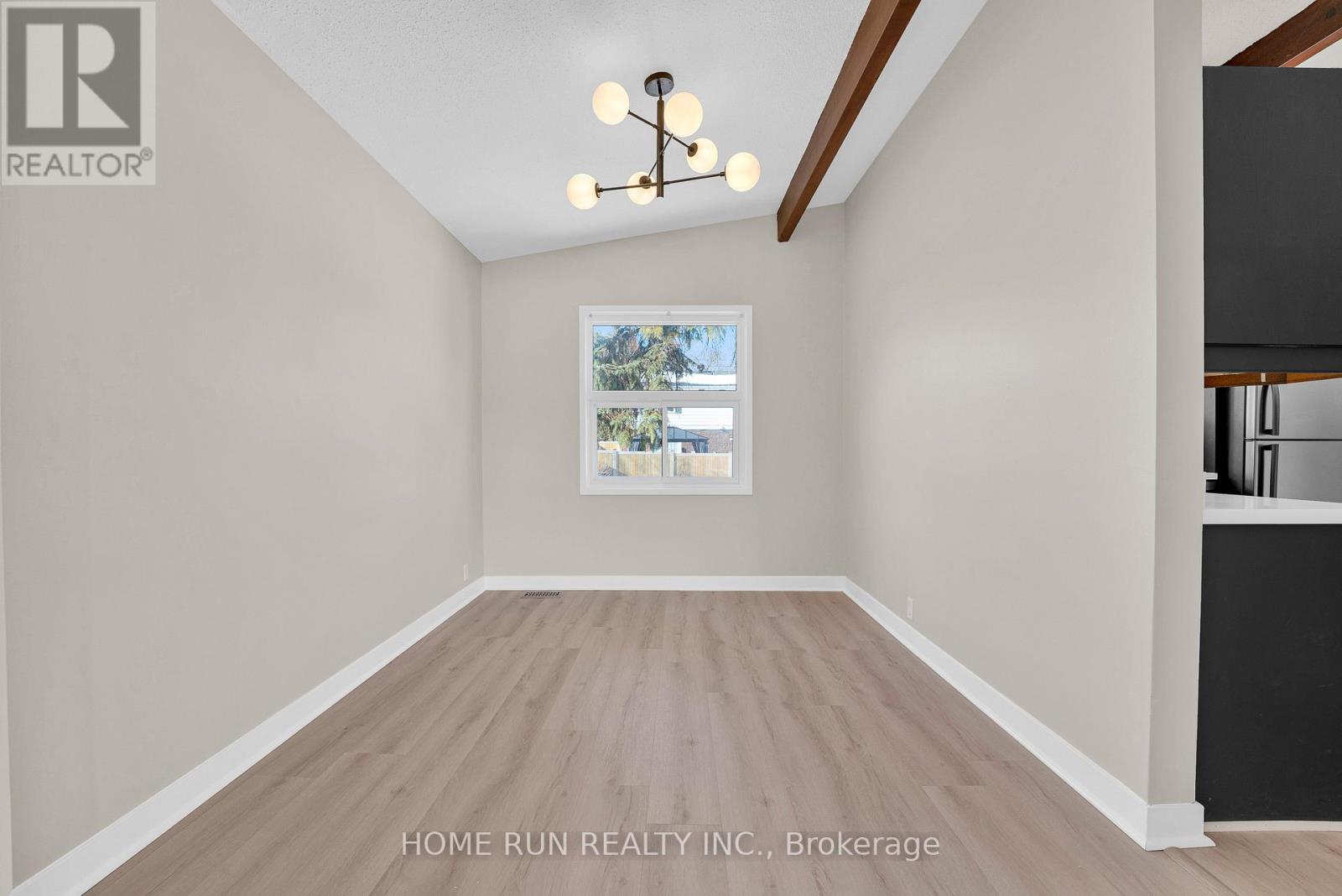 1259 Meadowlands Drive E