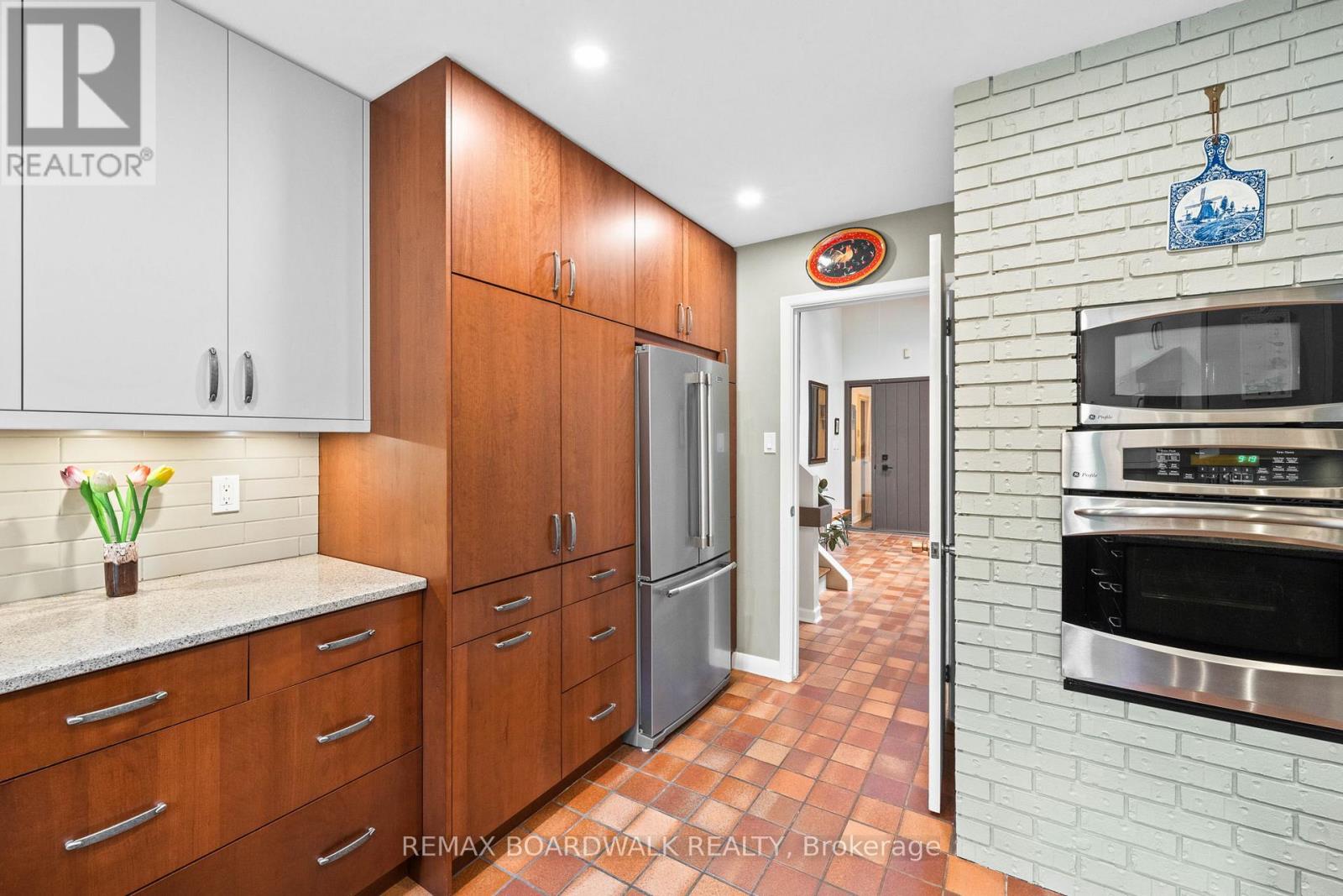 5984 Third Line Road N