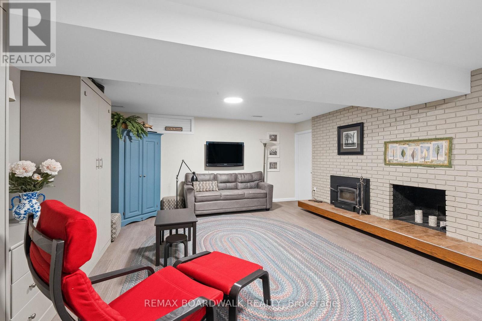 5984 Third Line Road N