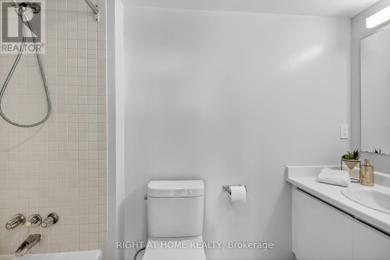 808 - 2759 Carousel Crescent