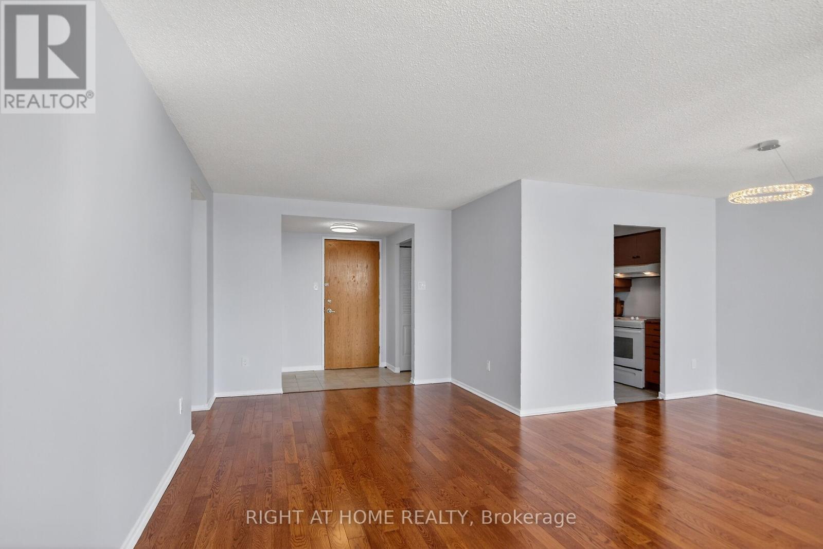 808 - 2759 Carousel Crescent