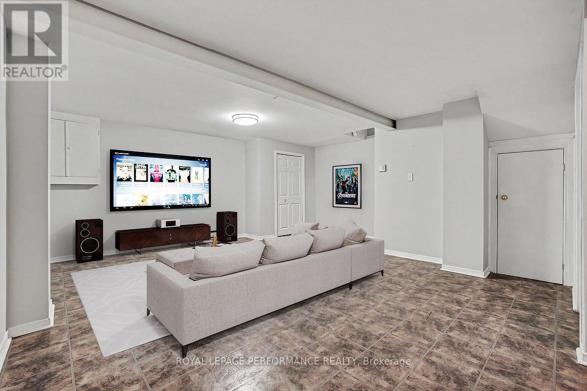 1367 Cedarcroft Crescent