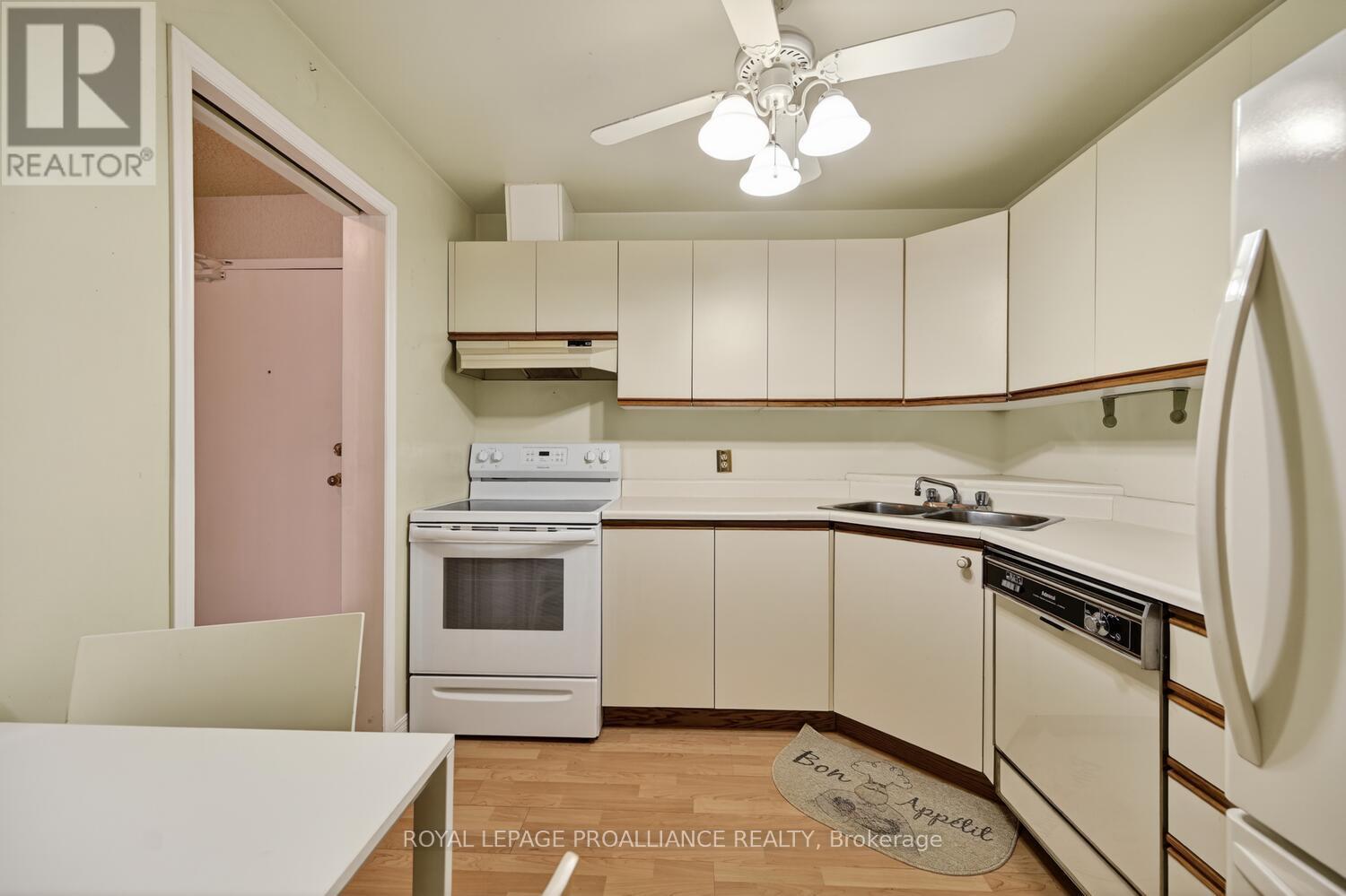 205 - 820 Laurier Boulevard