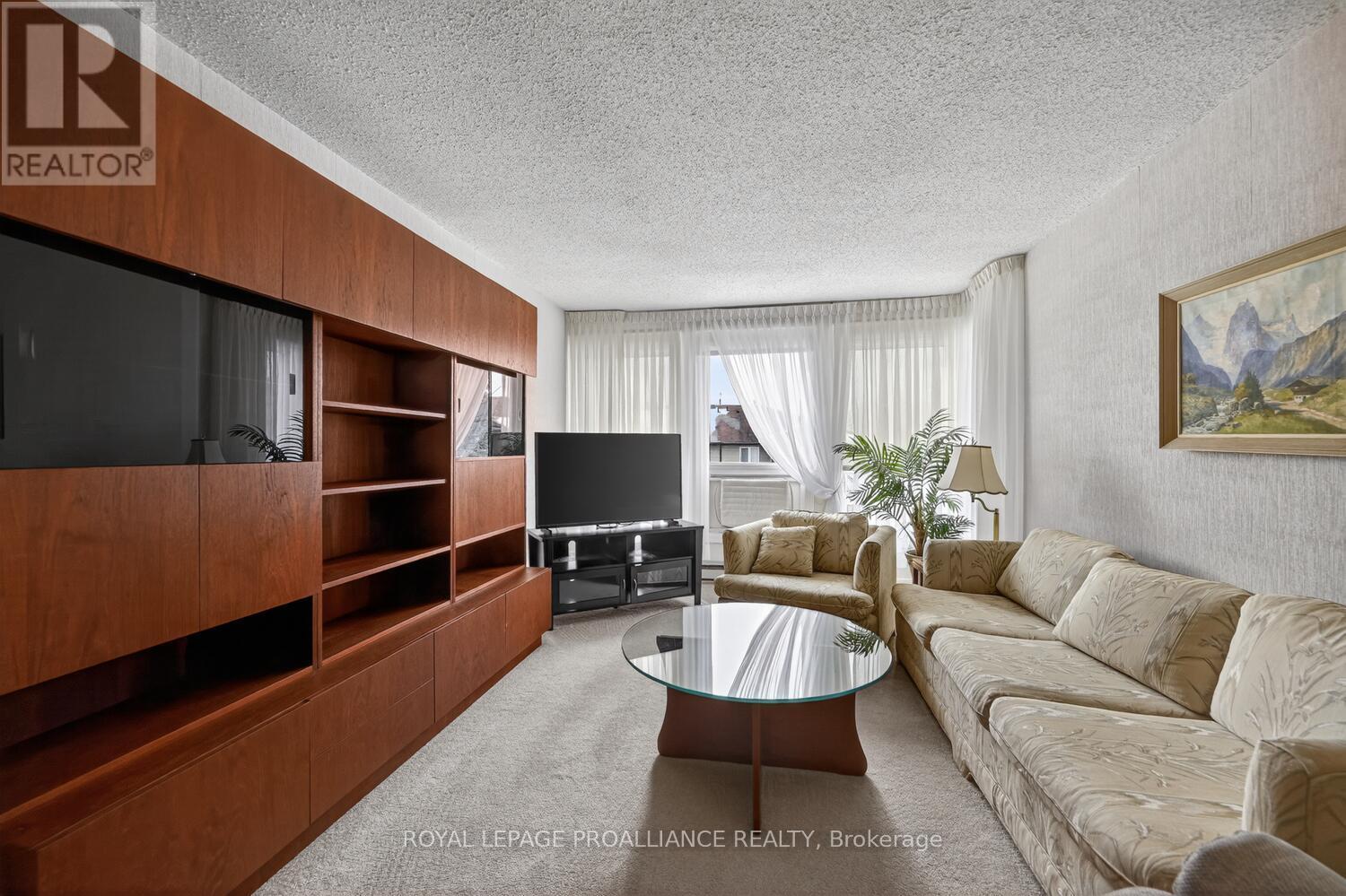 205 - 820 Laurier Boulevard