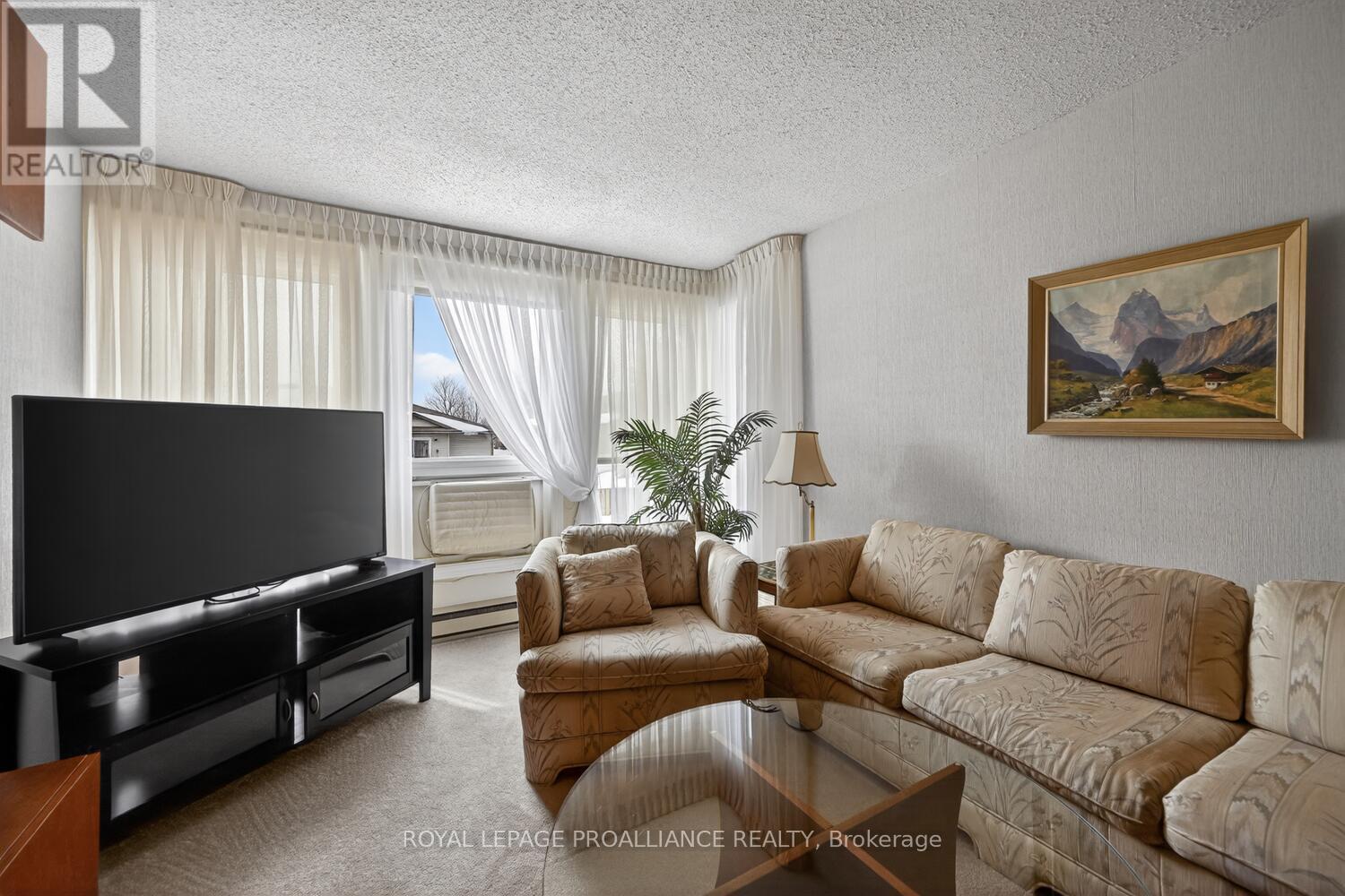 205 - 820 Laurier Boulevard