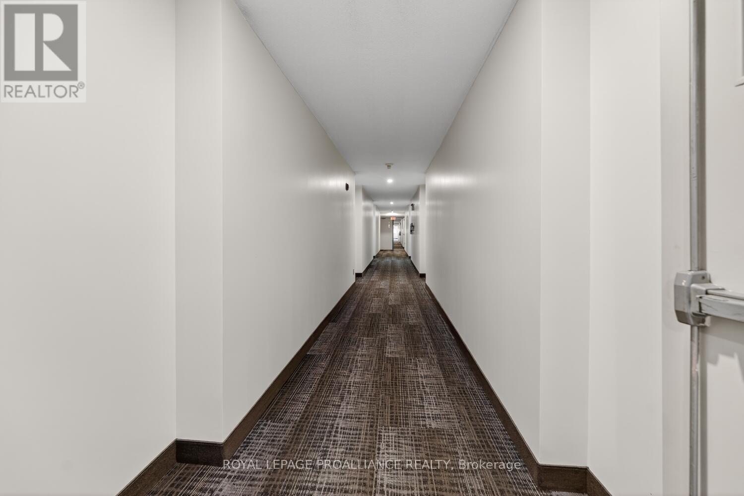 205 - 820 Laurier Boulevard