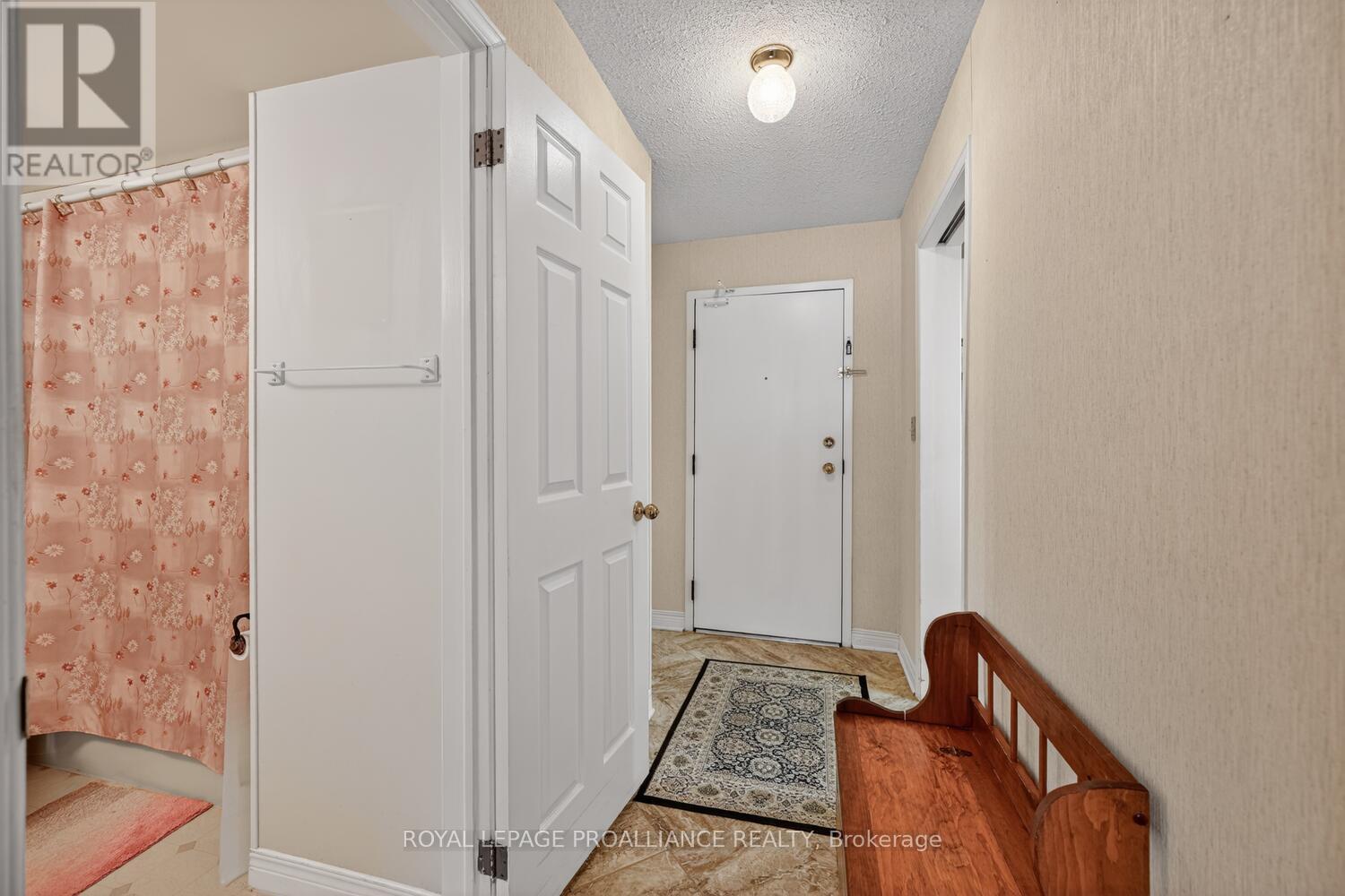 205 - 820 Laurier Boulevard