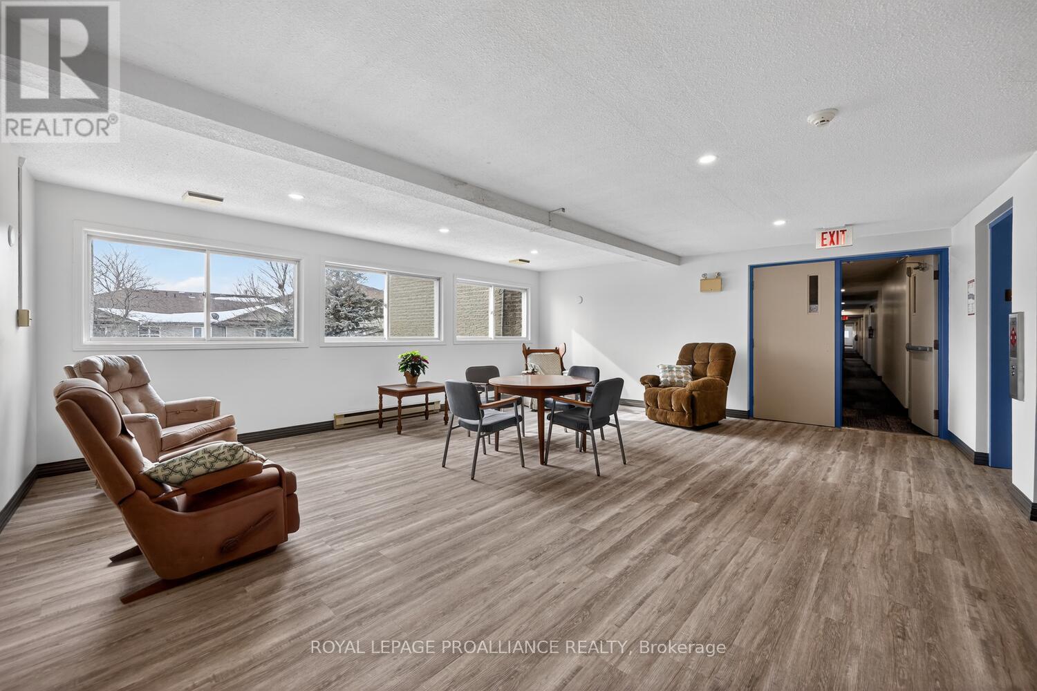 205 - 820 Laurier Boulevard