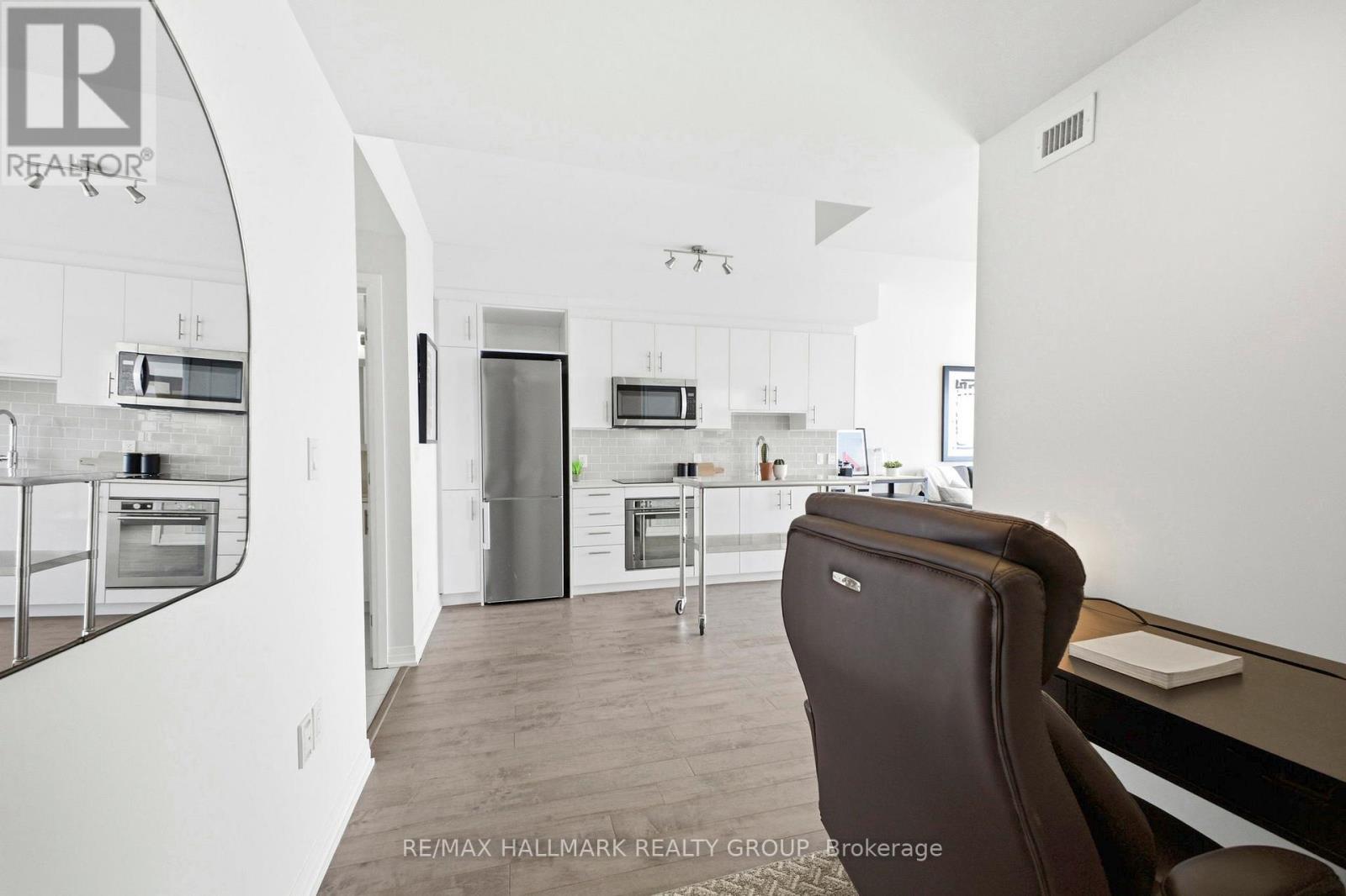 3703 - 805 Carling Avenue