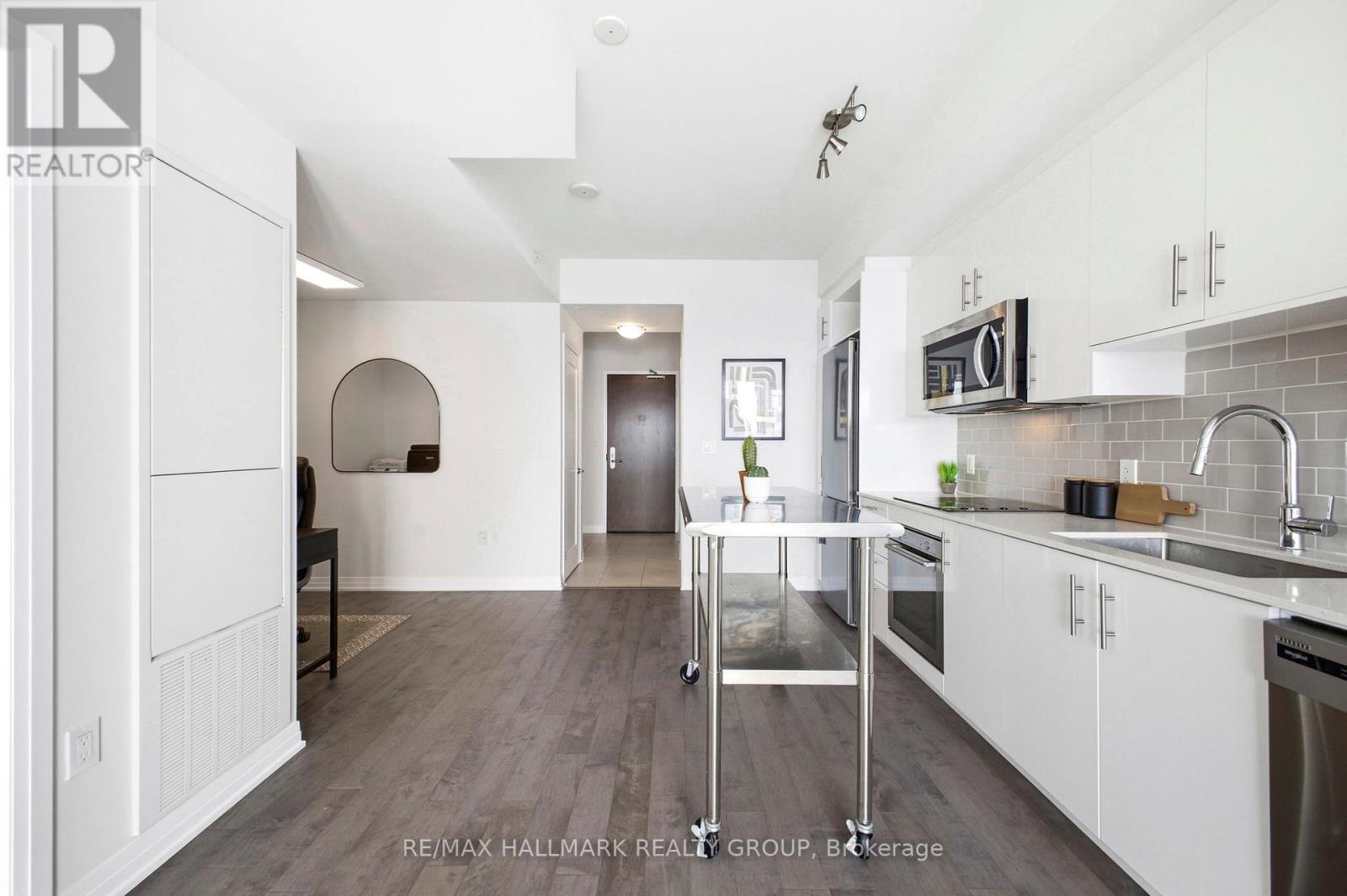 3703 - 805 Carling Avenue