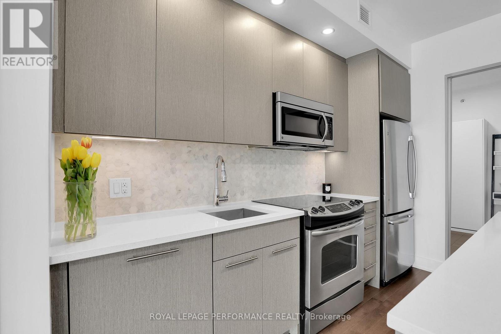 413 - 88 Richmond Road