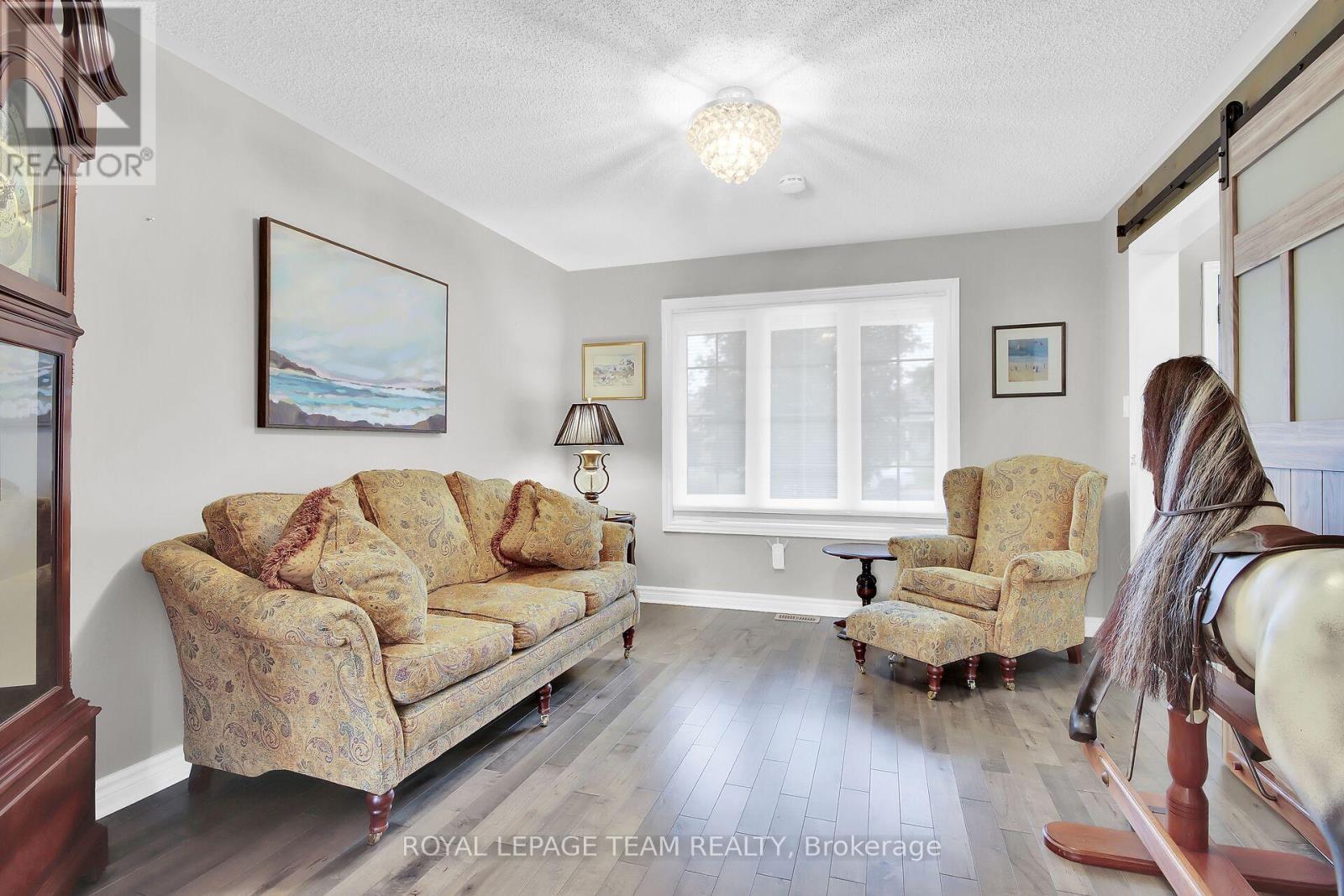 638 Robert Hill Street N