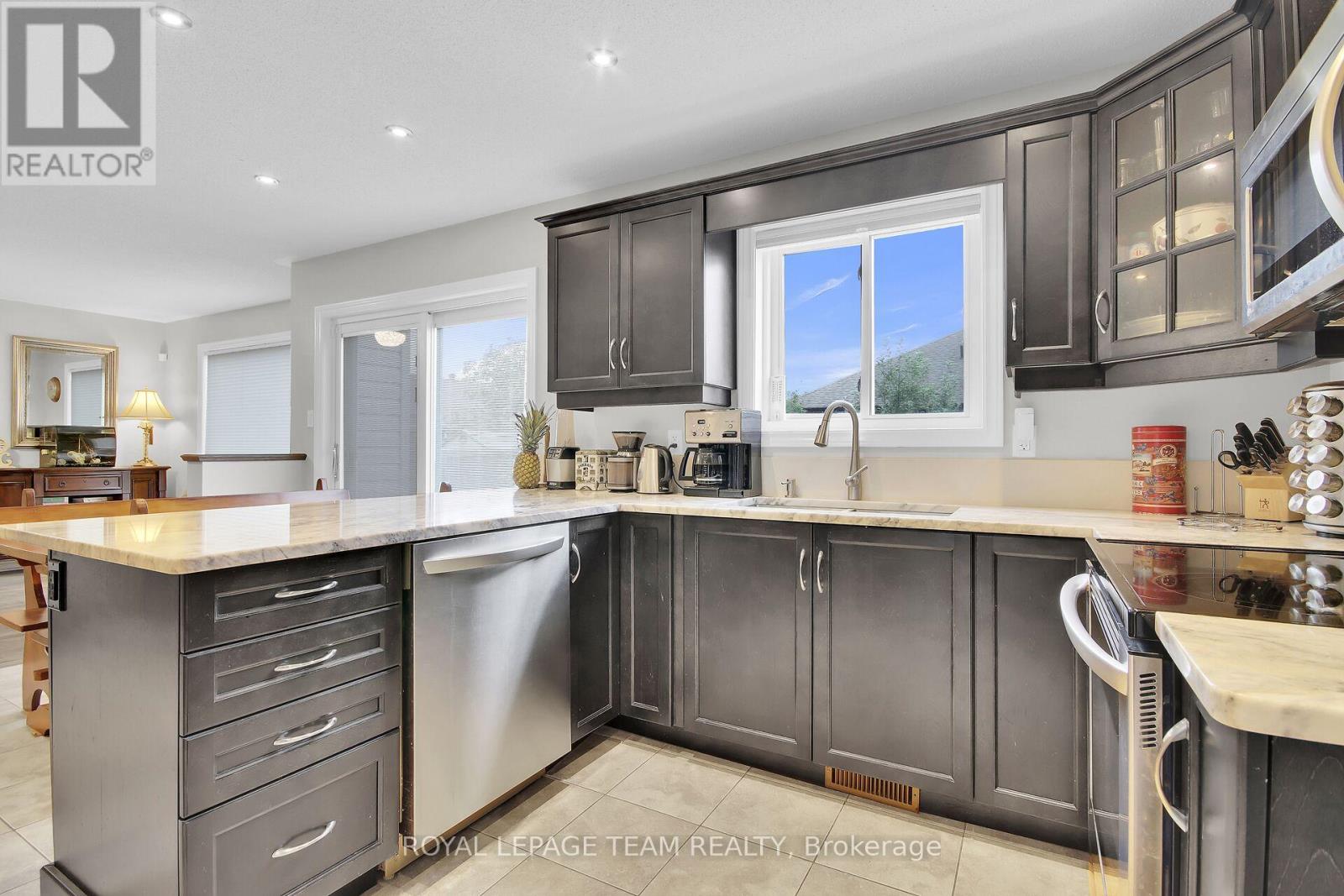 638 Robert Hill Street N